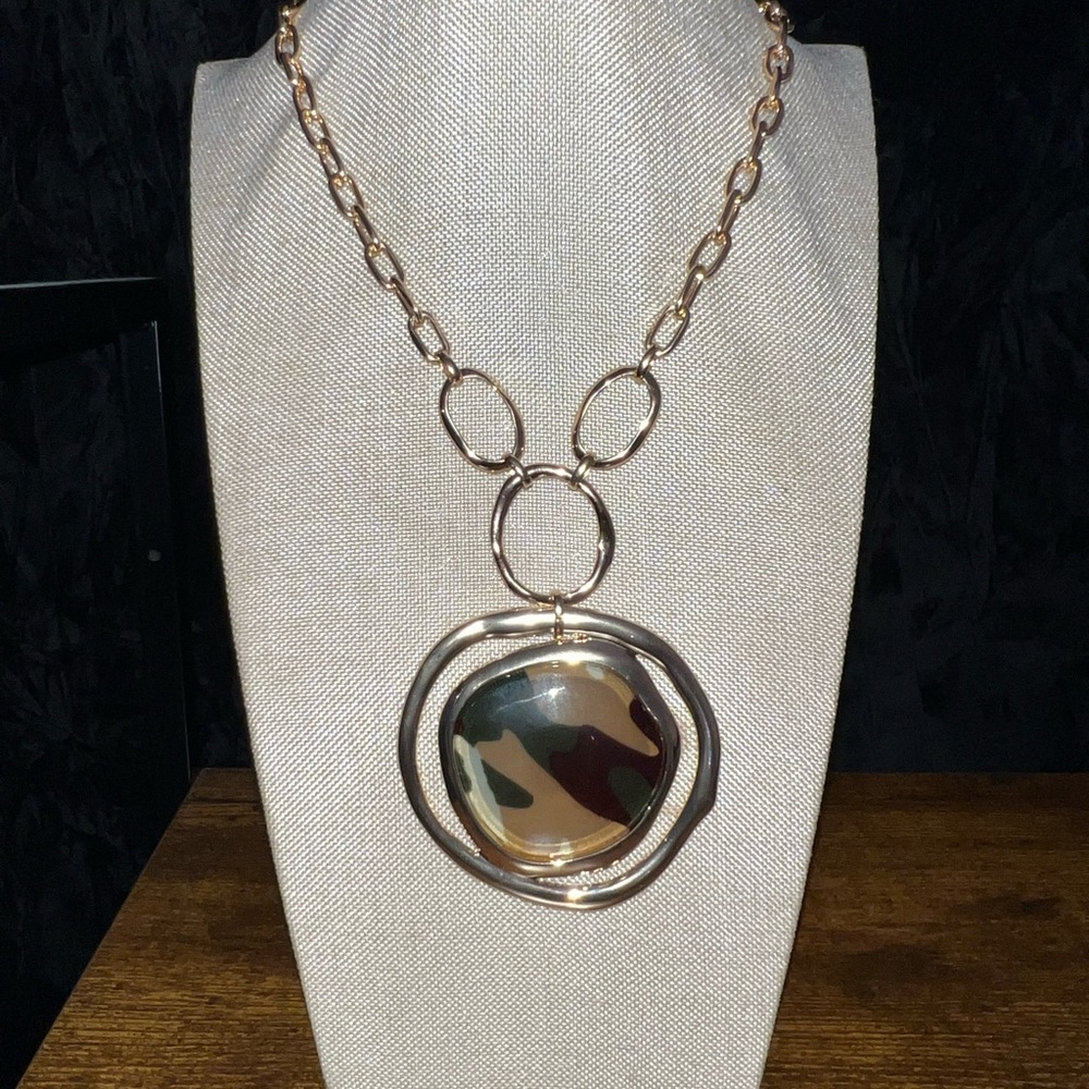 Elegant Gold and Brown Pendant Necklace